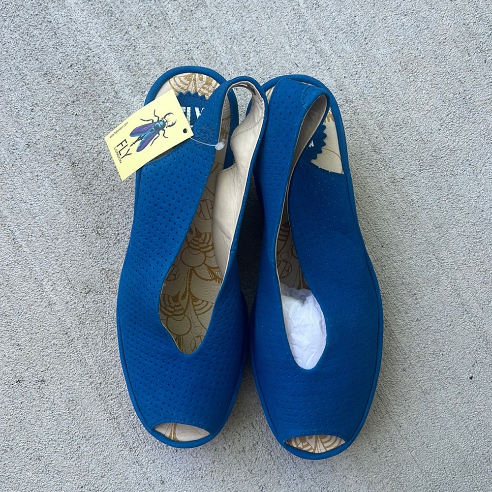 FLY LONDON size 39 blue sandals